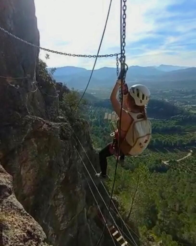 vías ferratas, escalada, senderismo, cuenca, que hacer en cuenca, turismo activo, vía ferrata el ventano del diablo